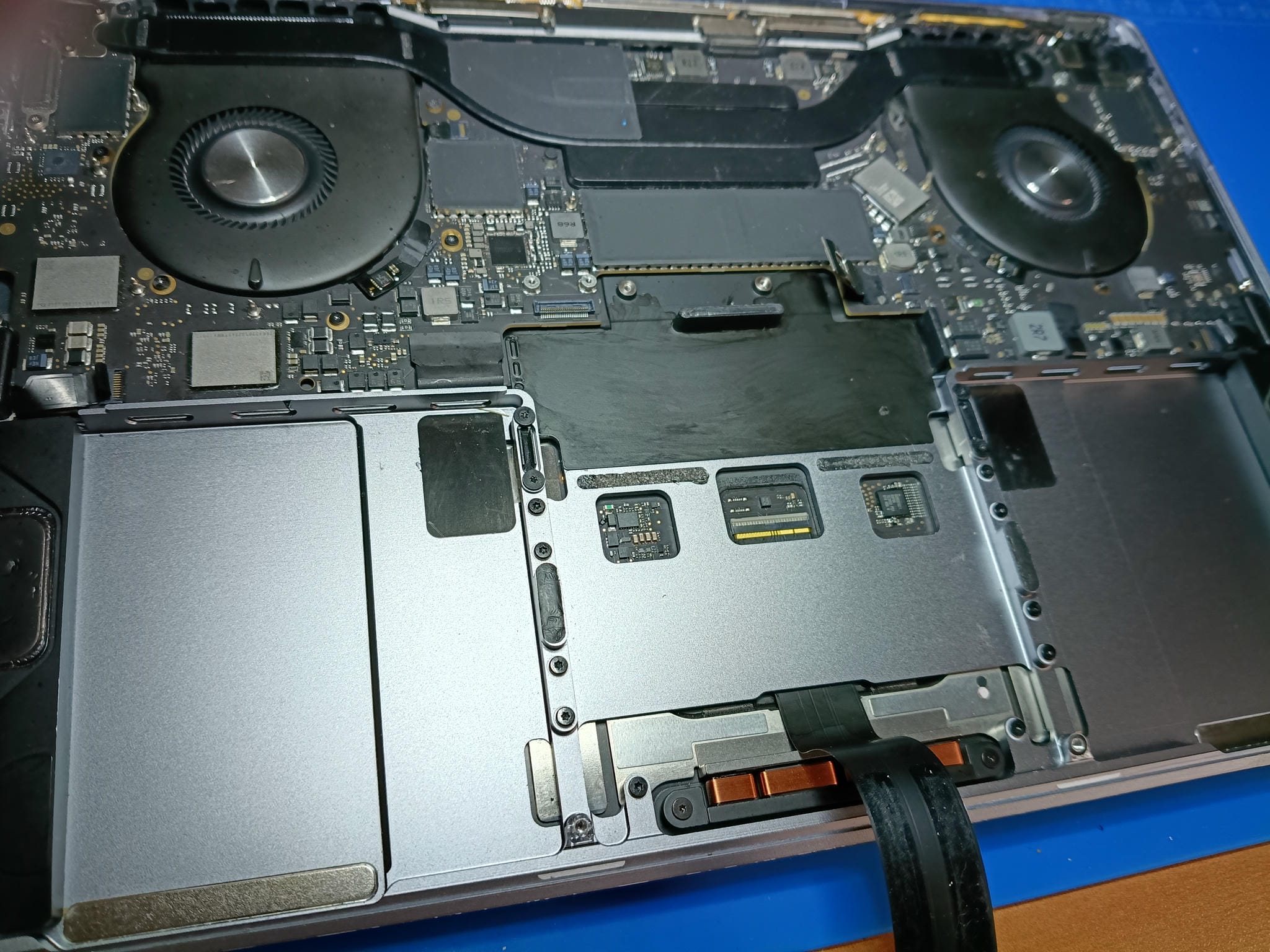 Zona de batería limpia en MacBook Pro A2251