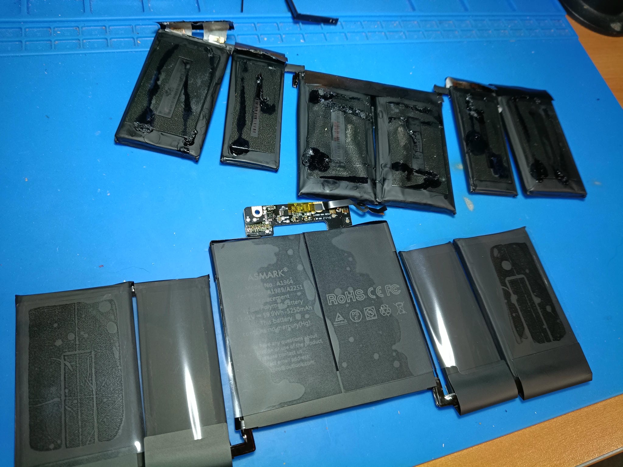 Batería retirada y batería de sustitución MacBook Pro A2251