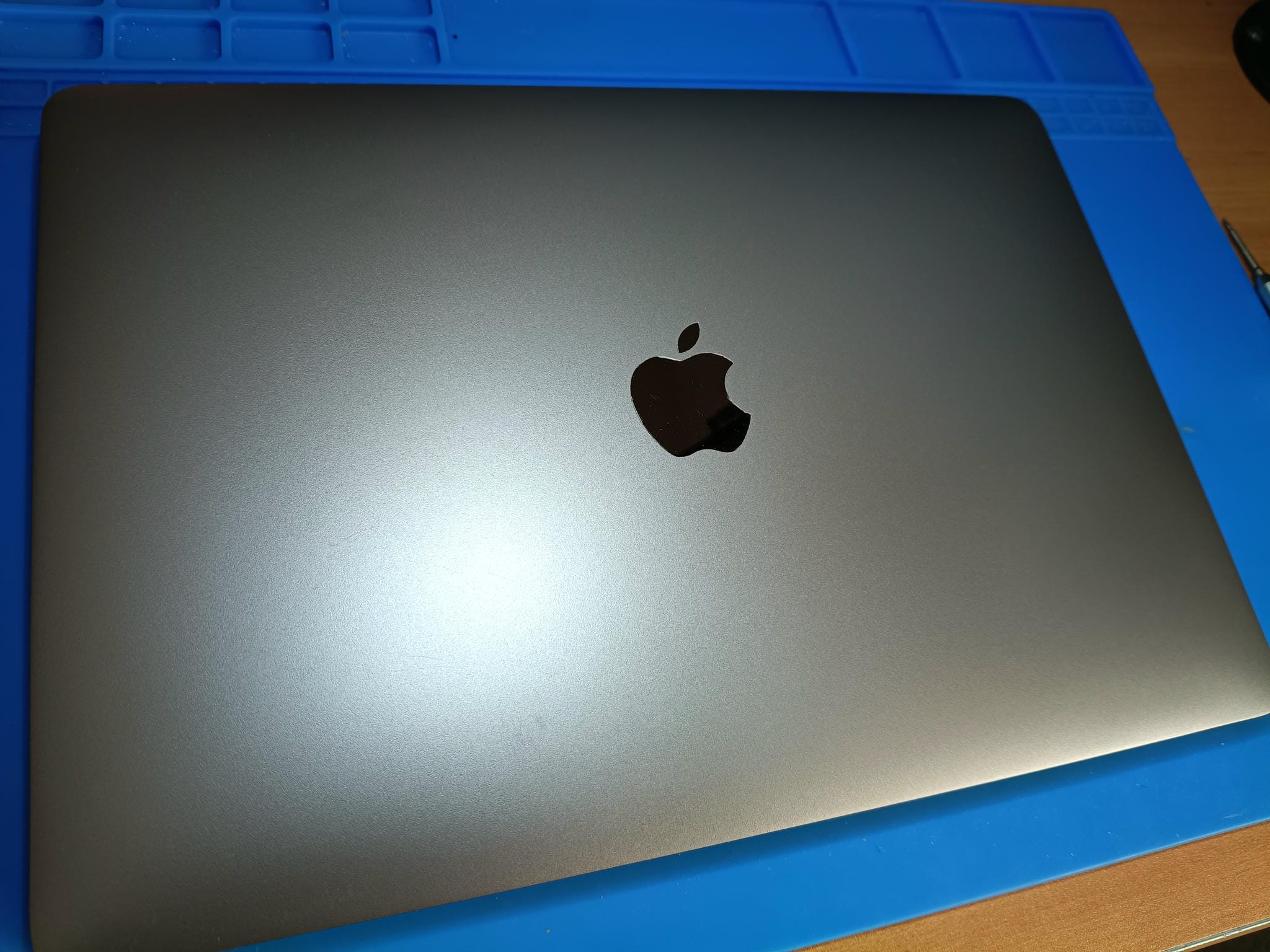 MacBook Pro A2251 montado después de cambiar la batería