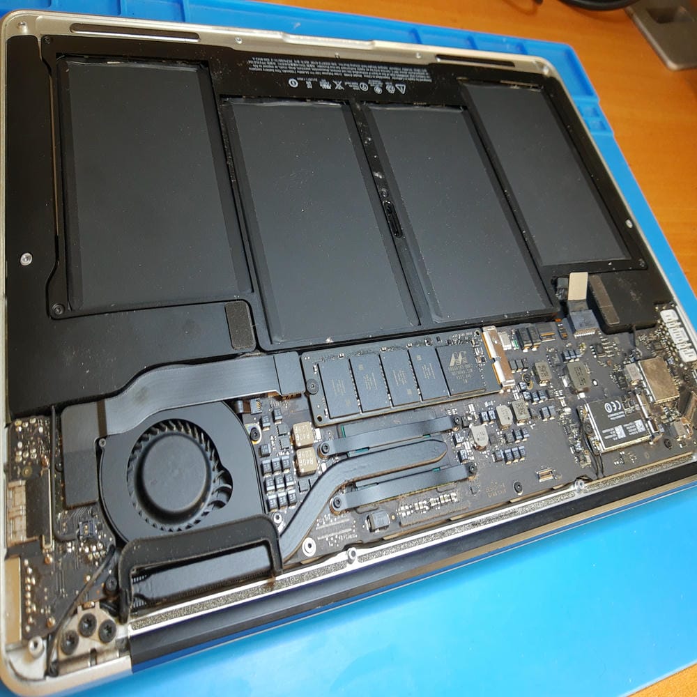 Interior del MacBook Air A1466 antes del mantenimiento