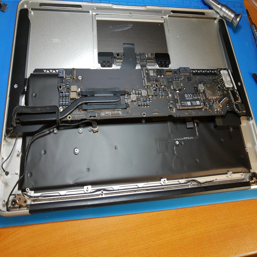Extracción de la placa base del MacBook Air A1466
