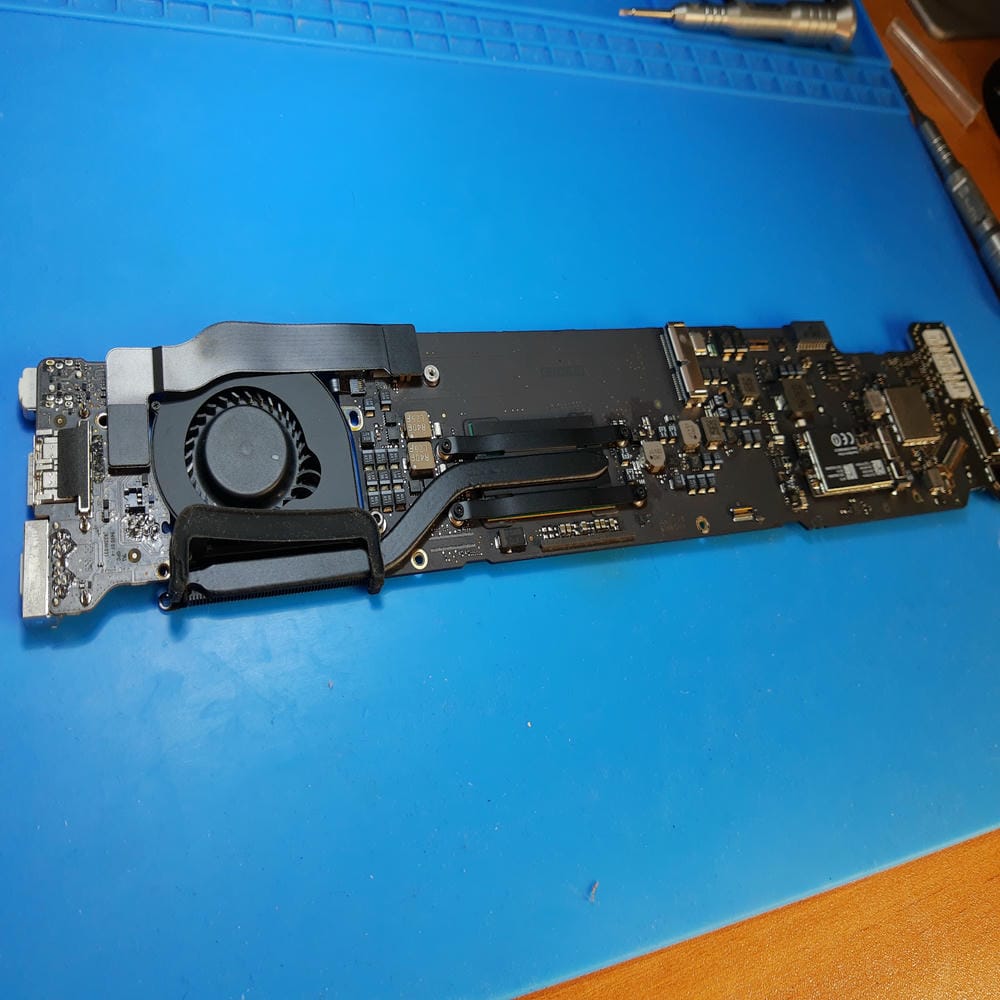 Placa base del MacBook Air A1466 fuera del equipo