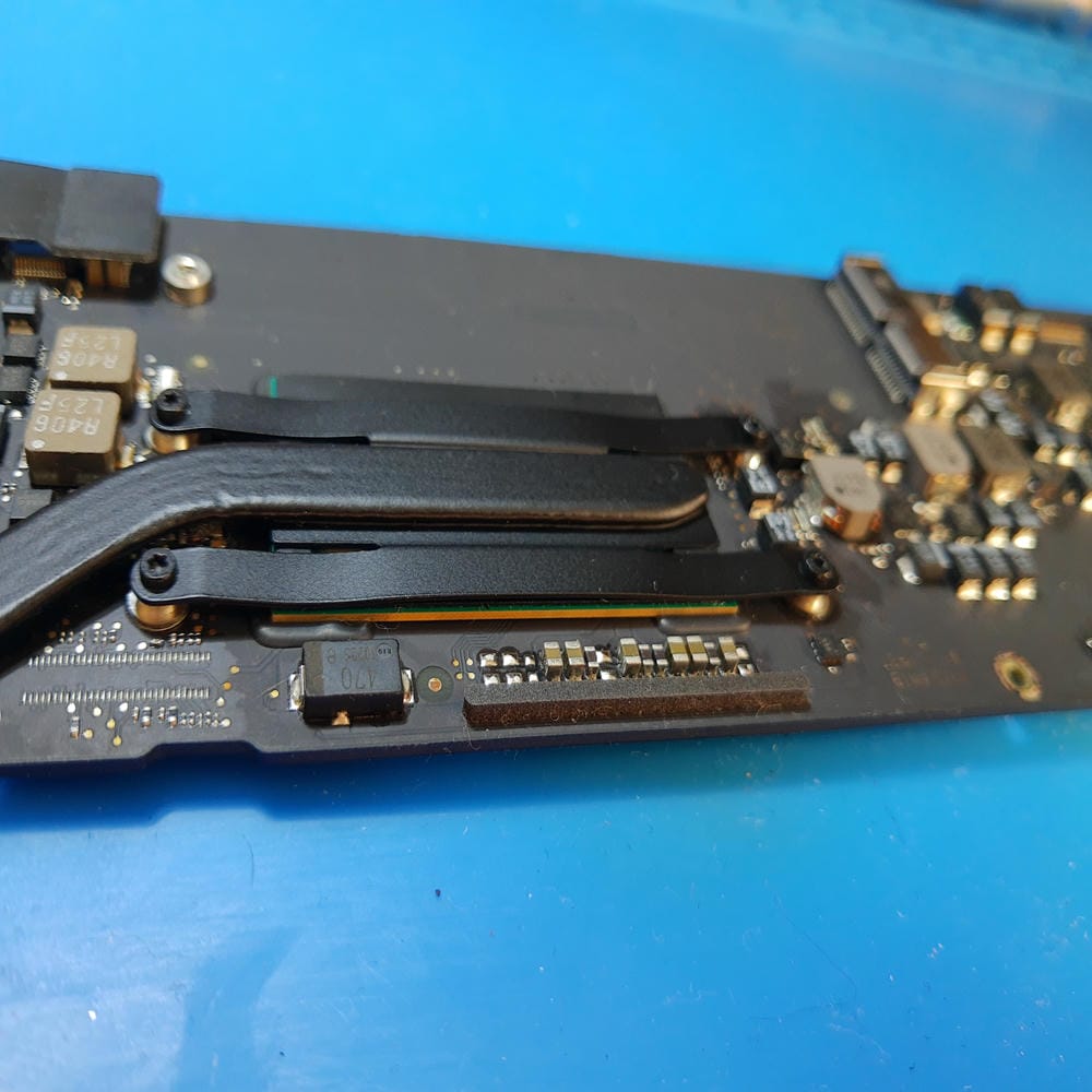 Sistema térmico del MacBook Air A1466 durante el mantenimiento