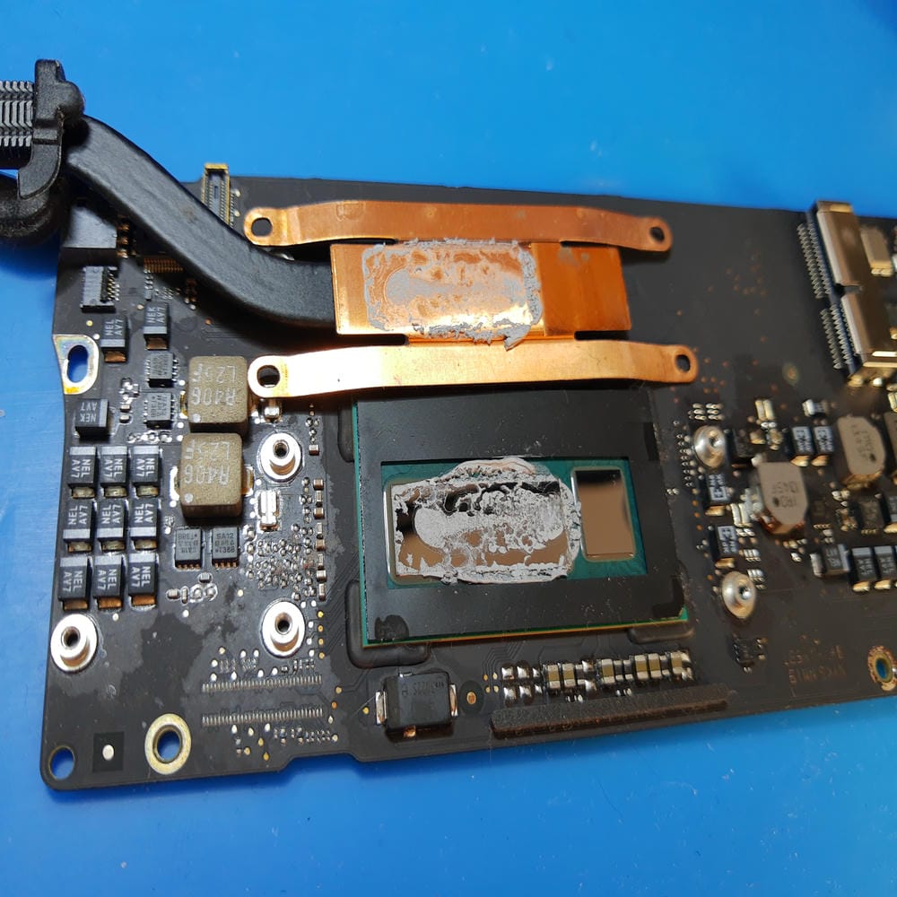 Pasta térmica antigua en el procesador del MacBook Air A1466