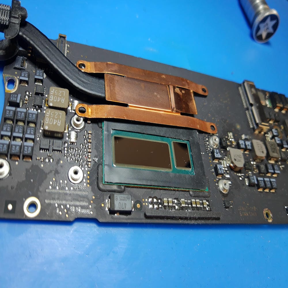 Procesador del MacBook Air A1466 limpio