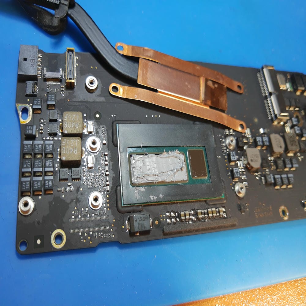 Aplicación de nueva pasta térmica en MacBook Air A1466