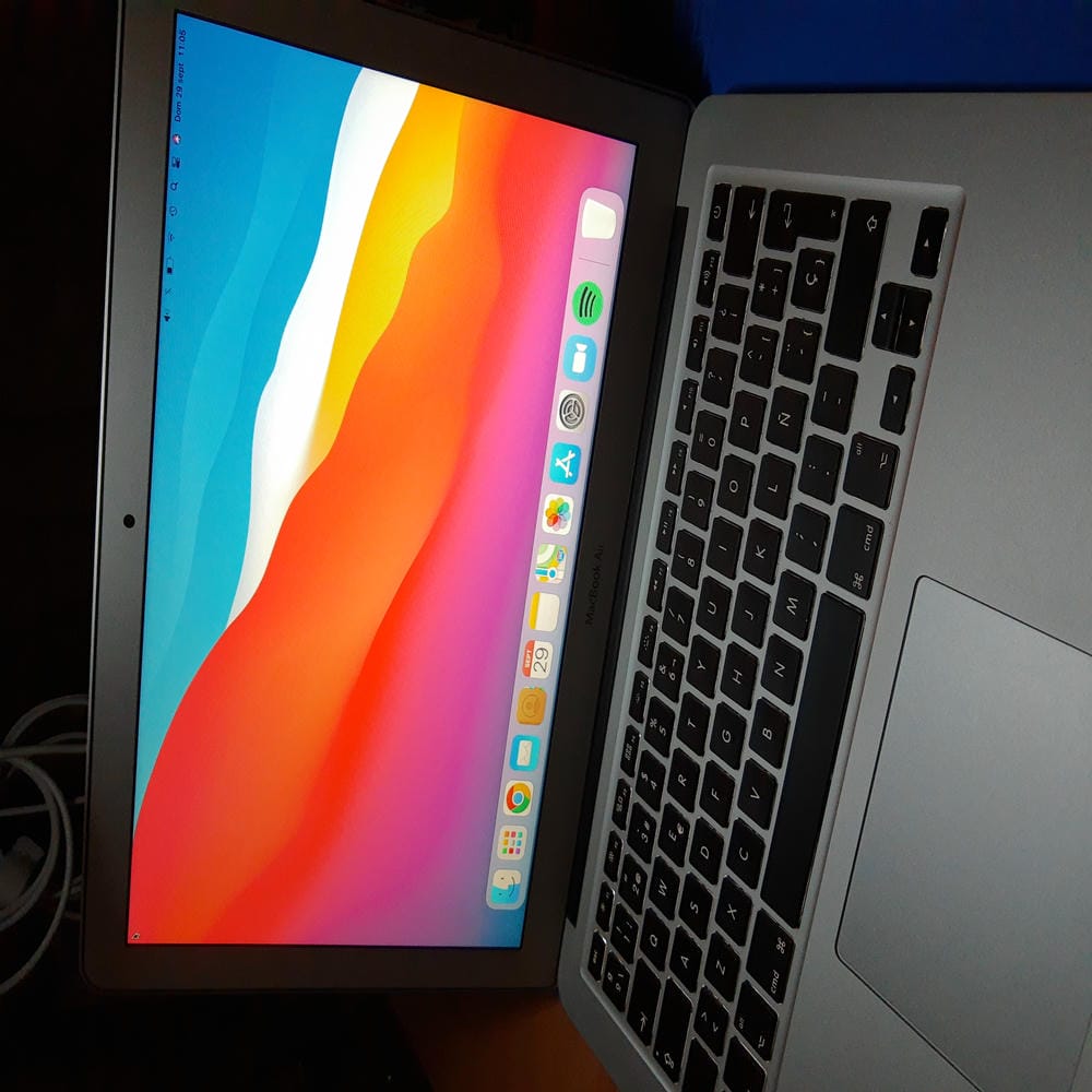 MacBook Air A1466 funcionando después del mantenimiento premium