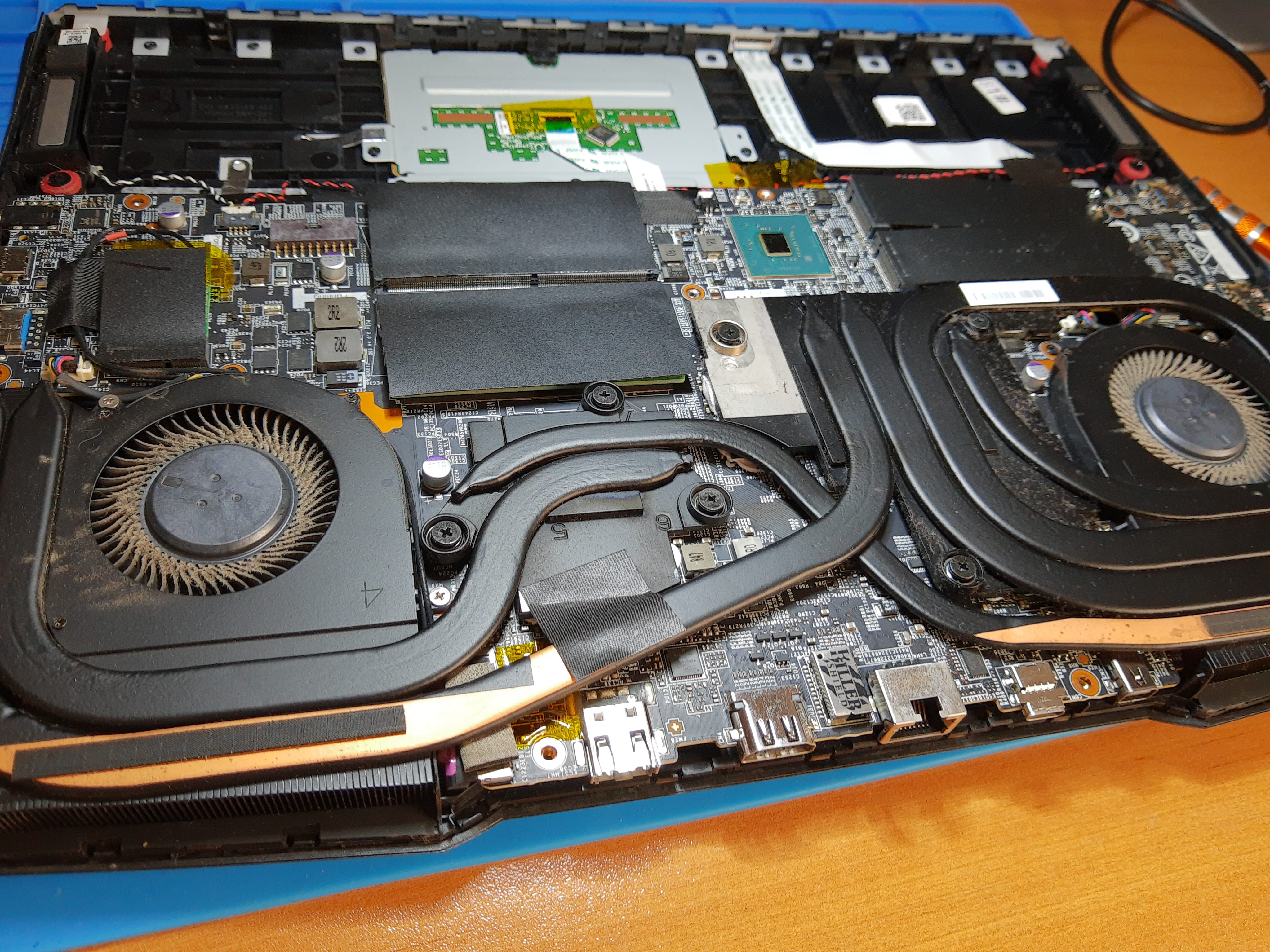 Interior del MSI GE66 con polvo en los ventiladores