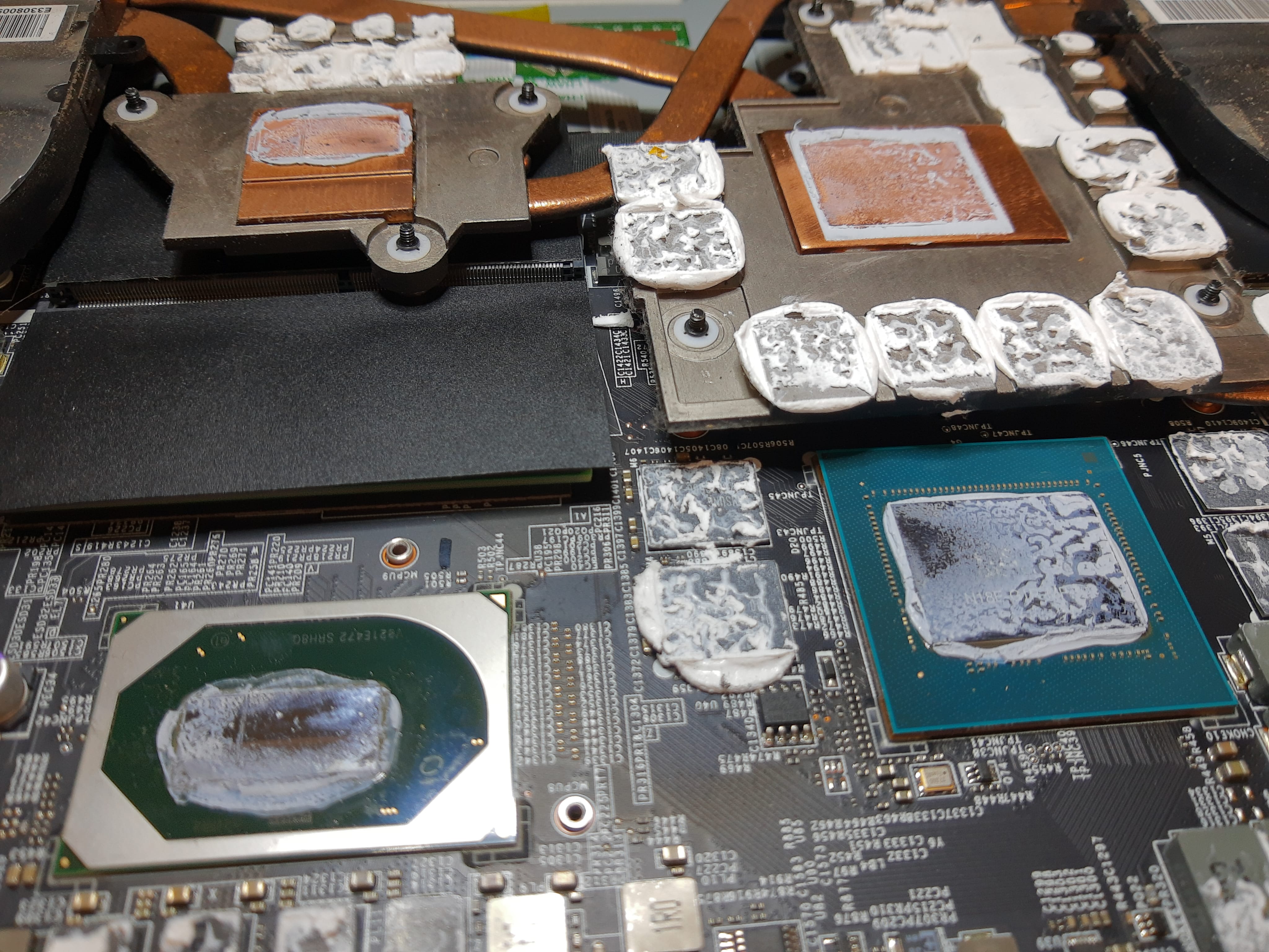 Pasta térmica antigua en CPU y GPU del MSI GE66