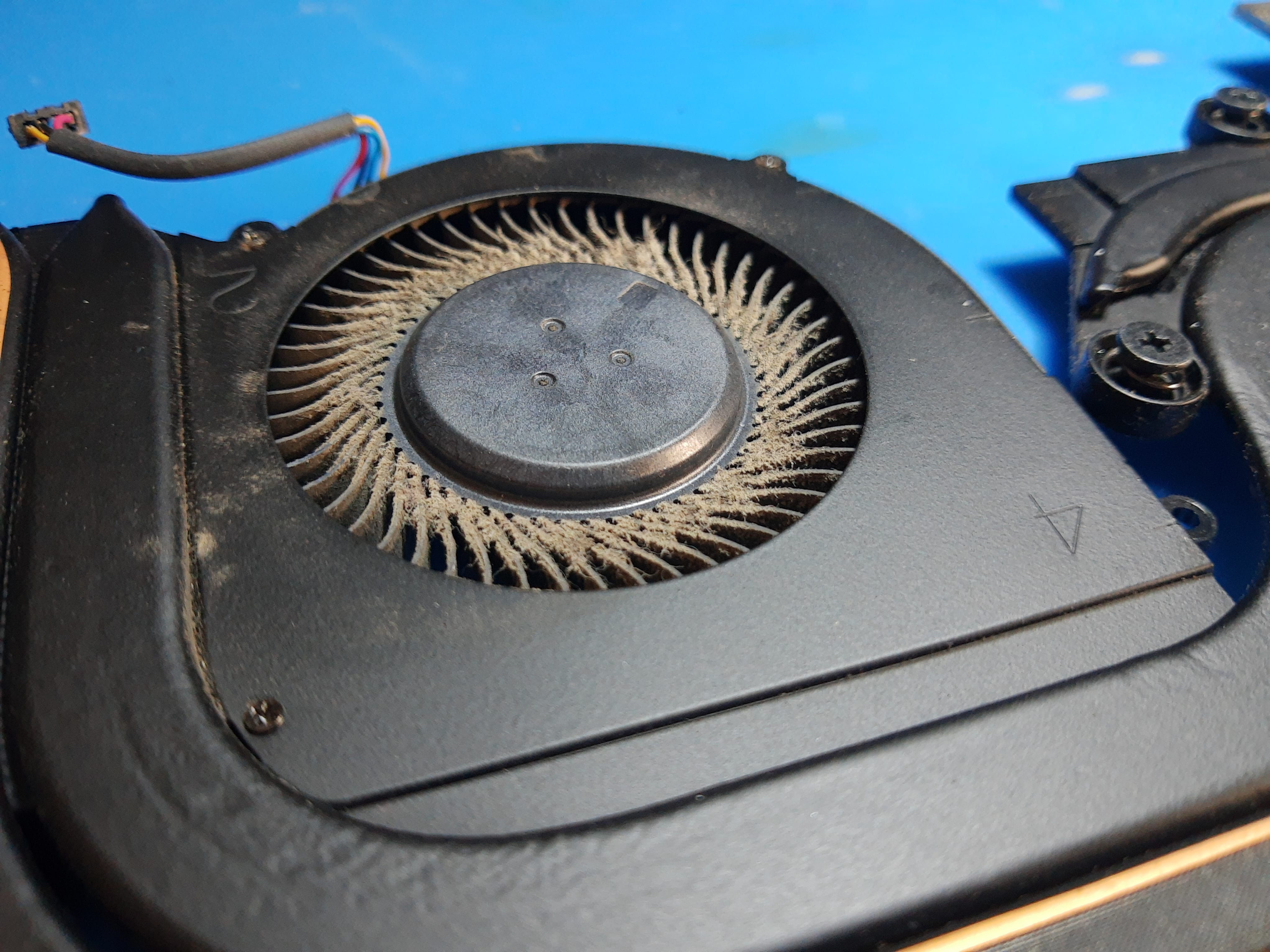 Ventilador del MSI GE66 cubierto de polvo