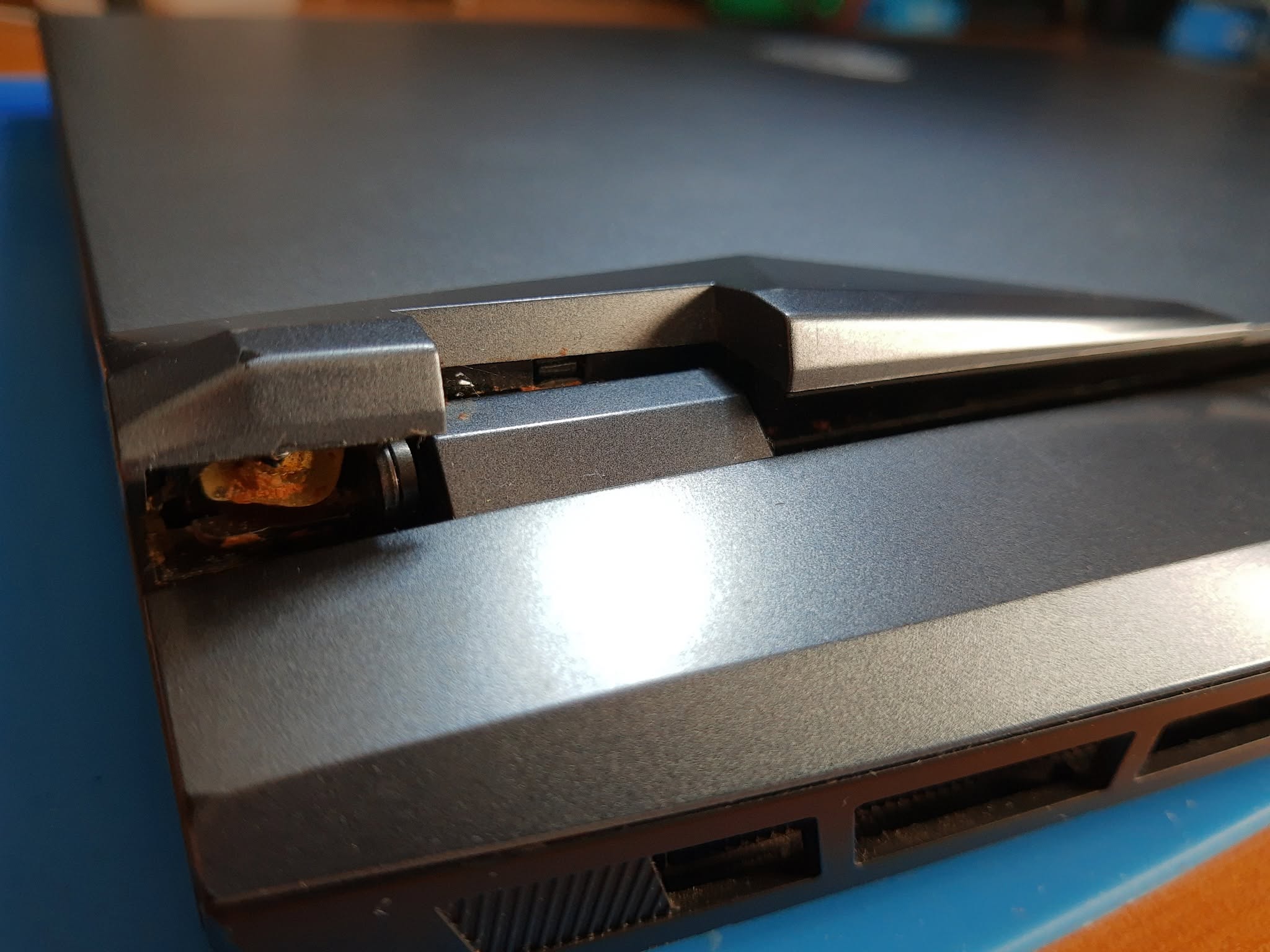 Bisagra rota en un portátil MSI MS-14D1