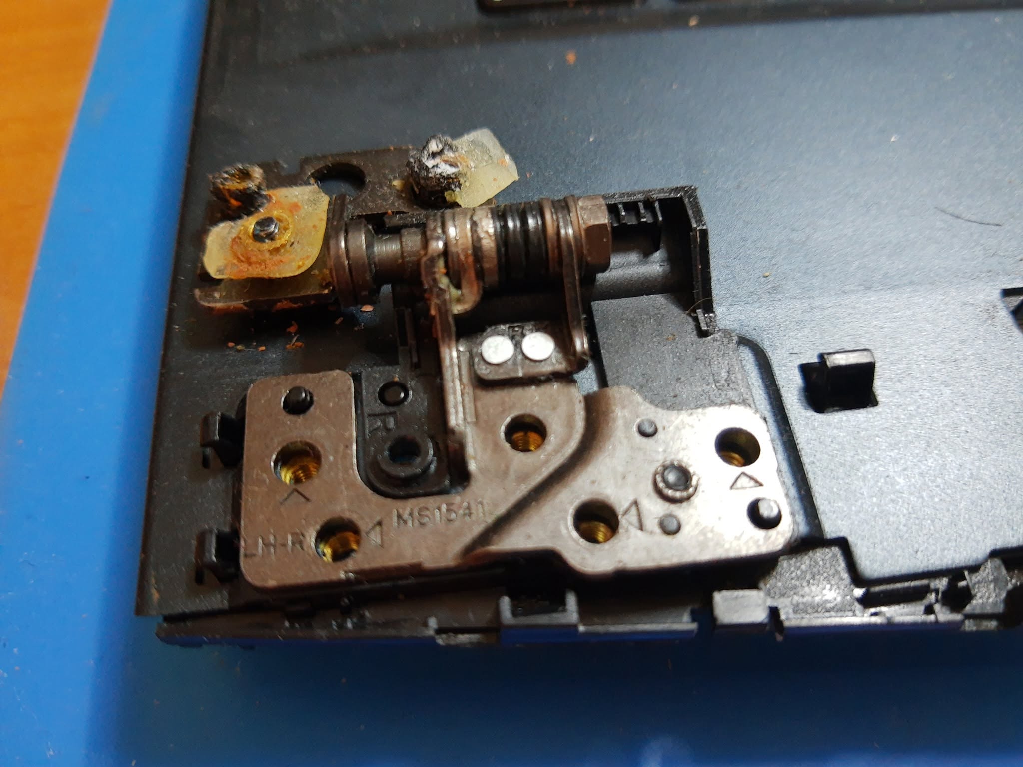 Mecanismo de bisagra deteriorado en un portátil MSI