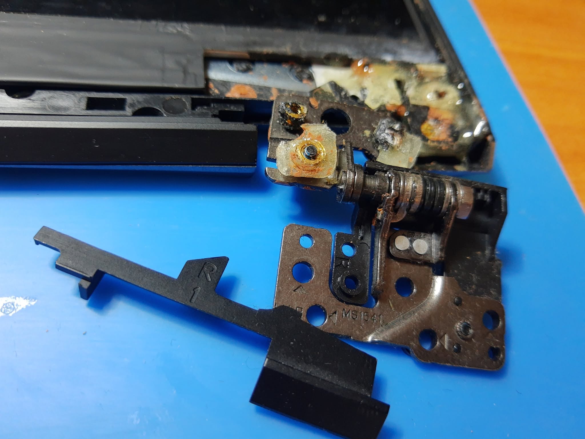 Bisagra del MSI MS-14D1 retirada para su reparación