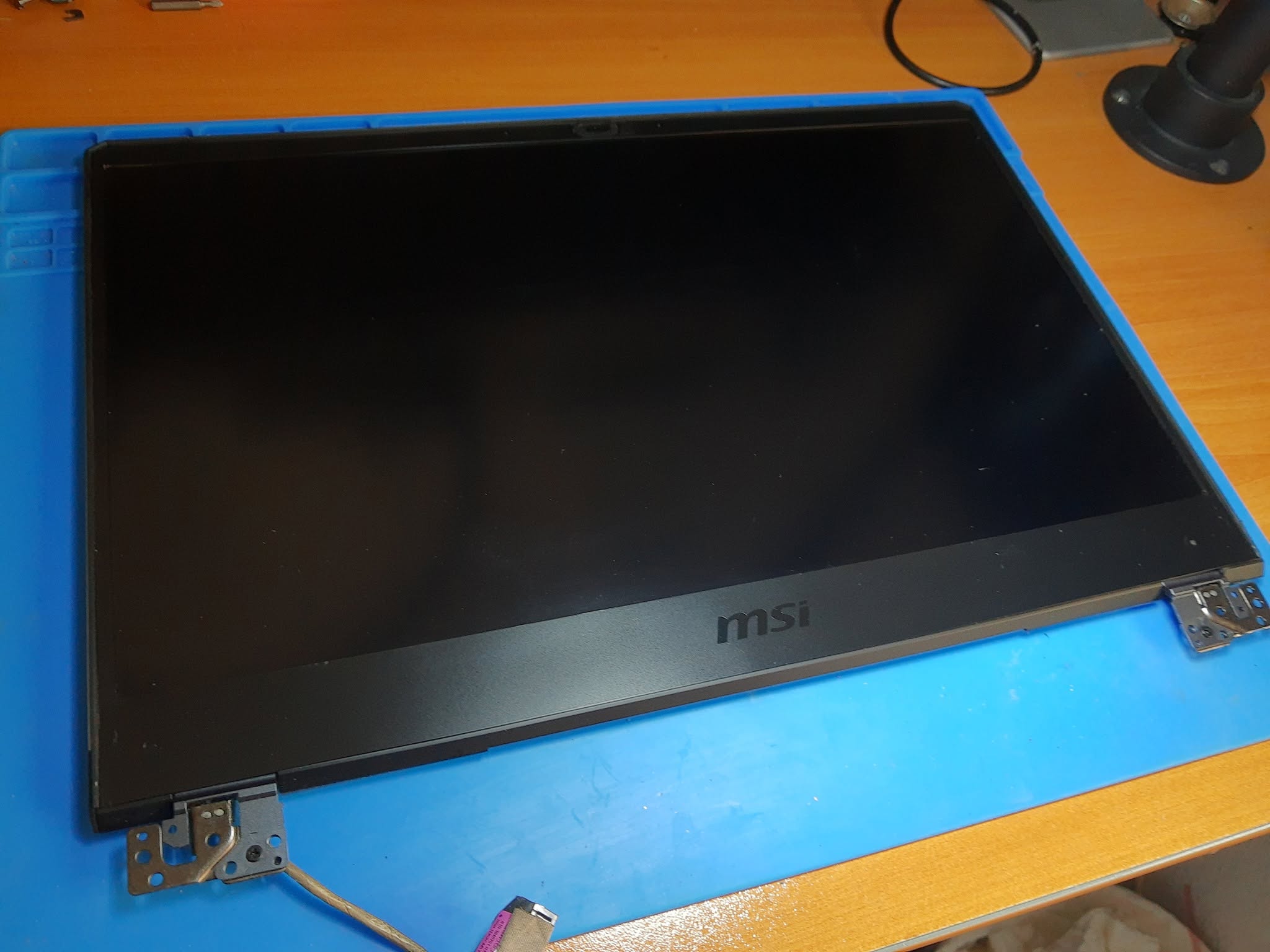 Conjunto de pantalla MSI preparado después de reparar la bisagra