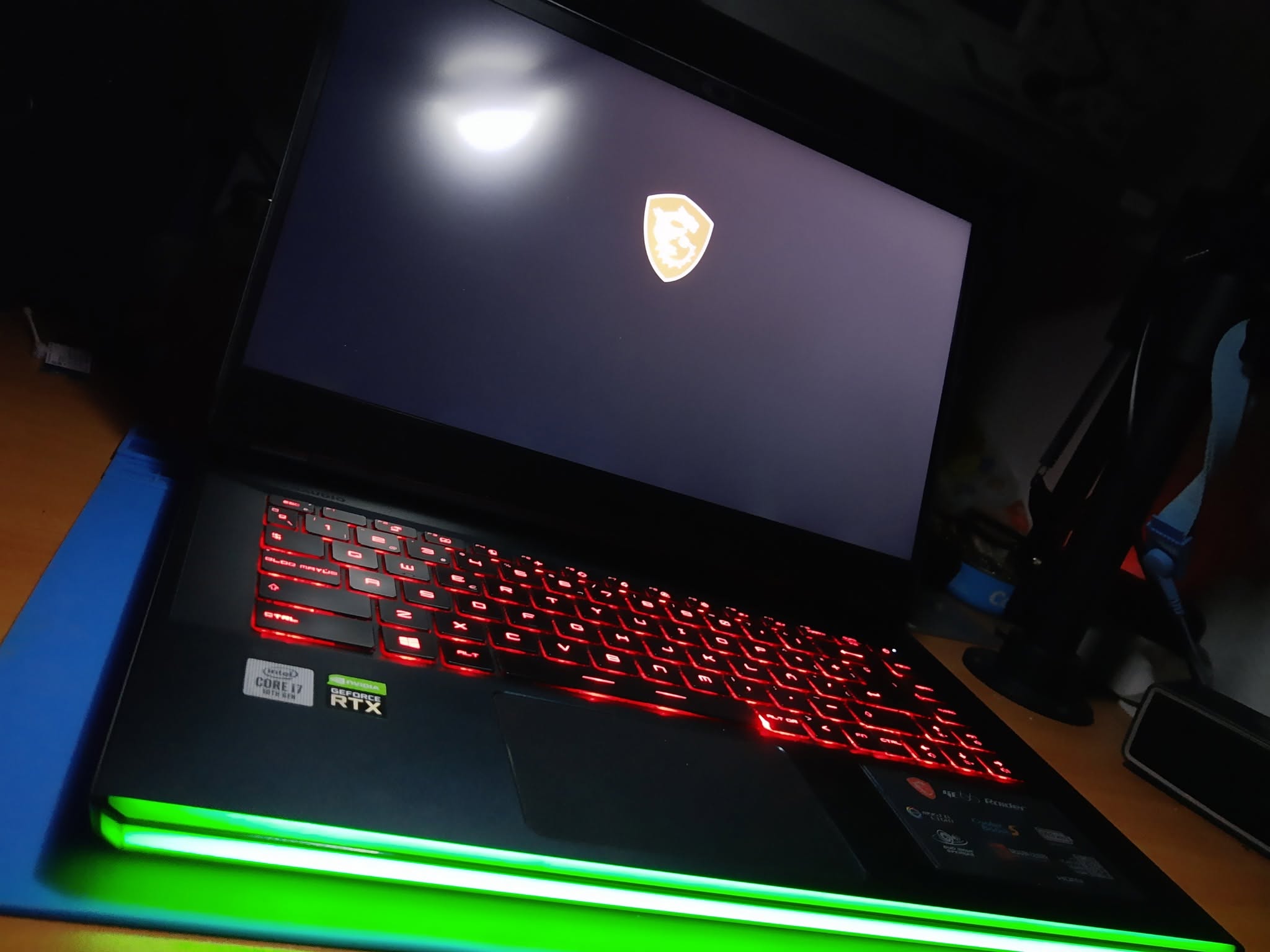 MSI MS-14D1 funcionando después de reparar la bisagra