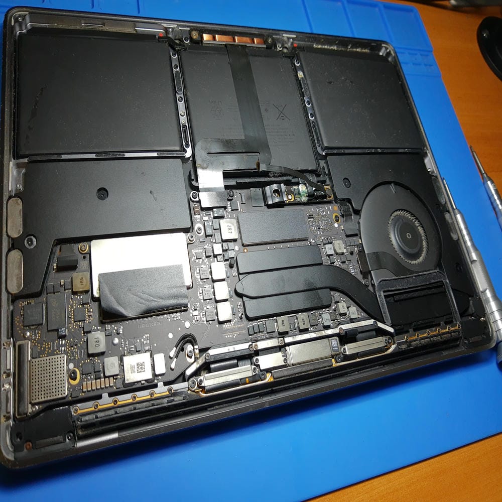 Interior del MacBook Pro A1708 con problema de trackpad