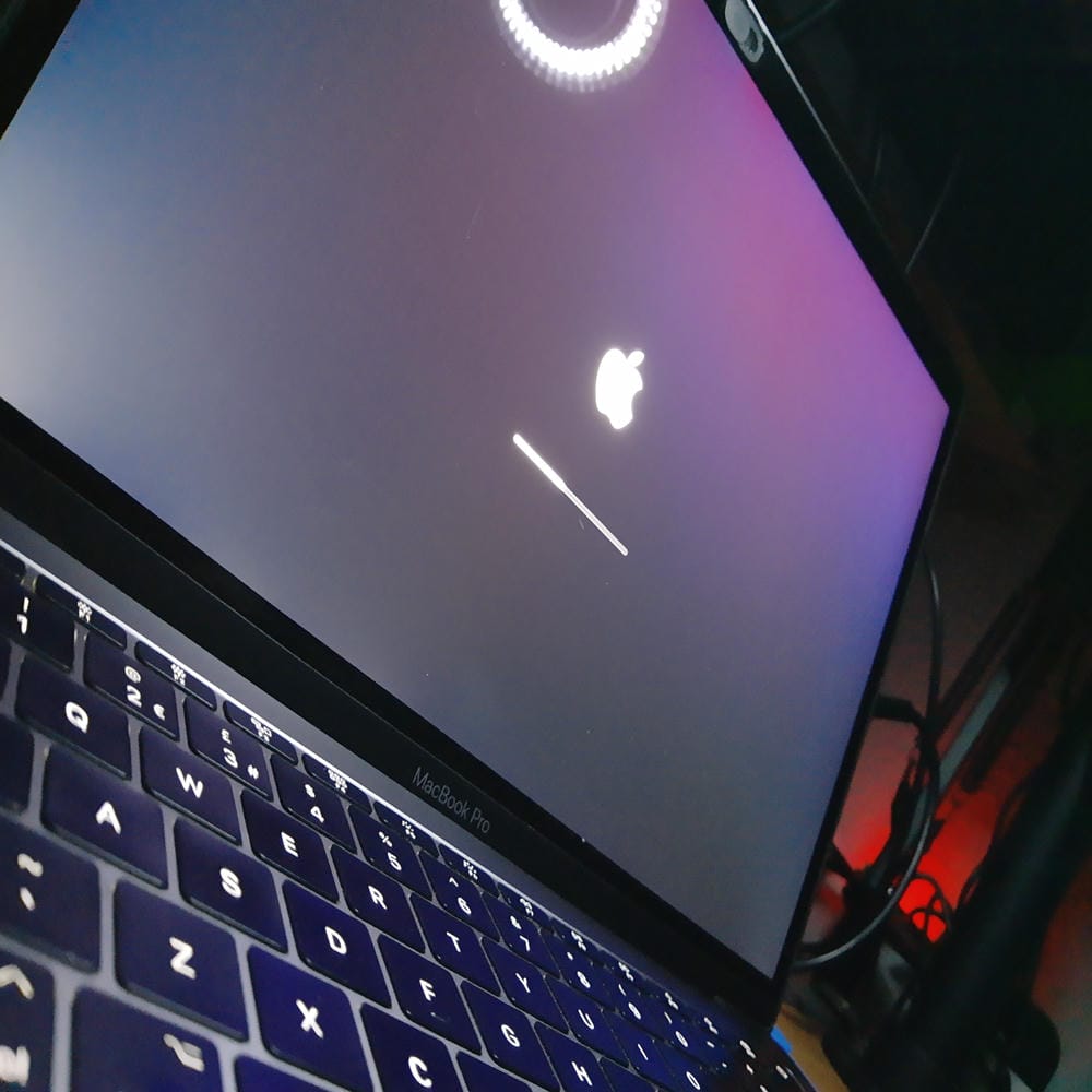 MacBook Pro A1708 encendido durante las pruebas