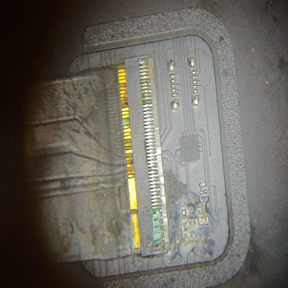 Sulfato en el flex del trackpad del MacBook Pro A1708