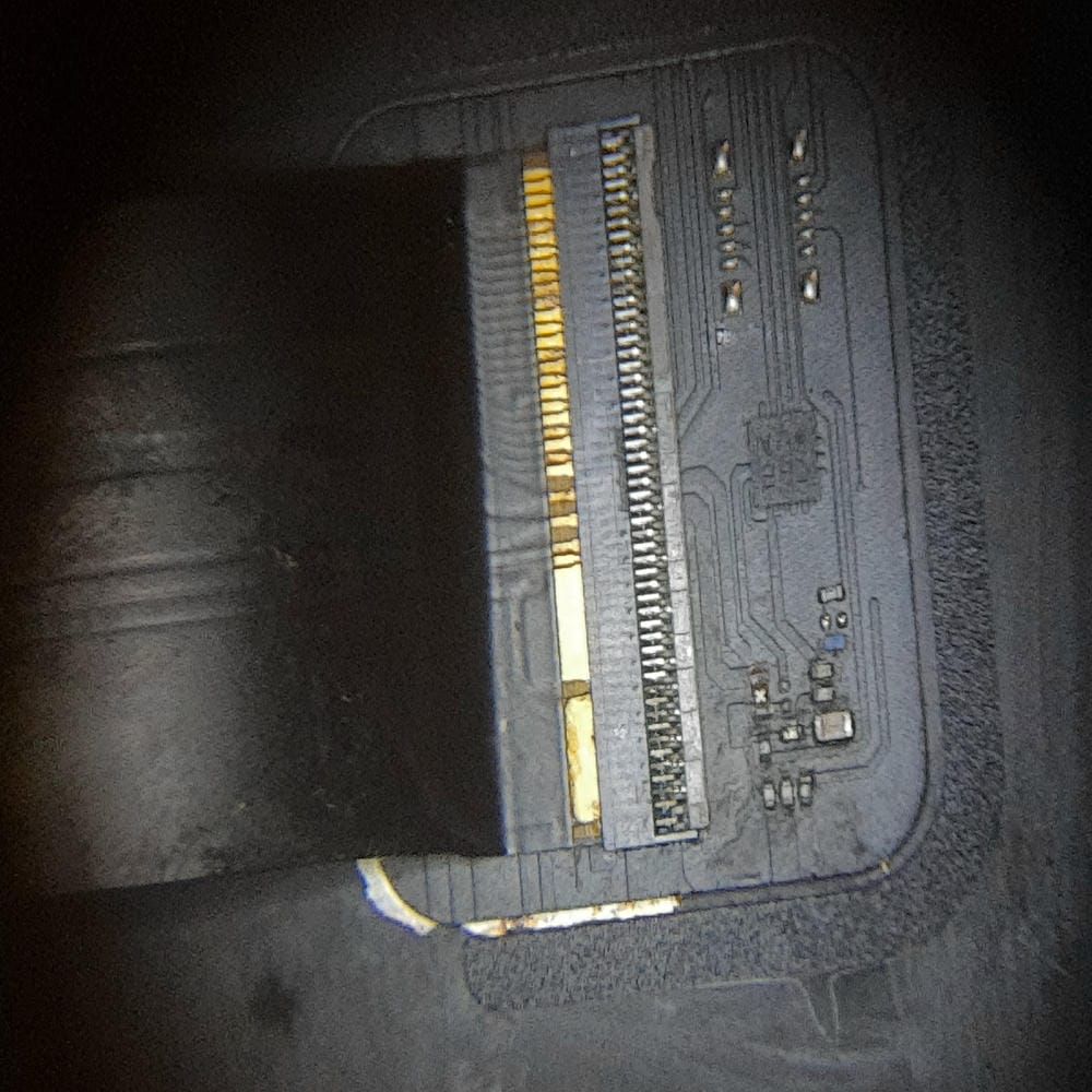 Daño por corrosión en el flex de trackpad MacBook Pro A1708