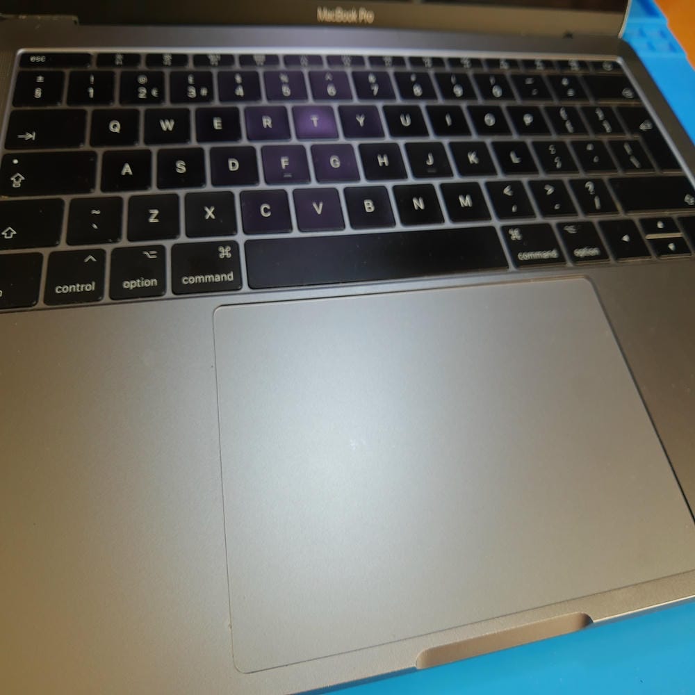 Trackpad MacBook Pro A1708 instalado después de la reparación